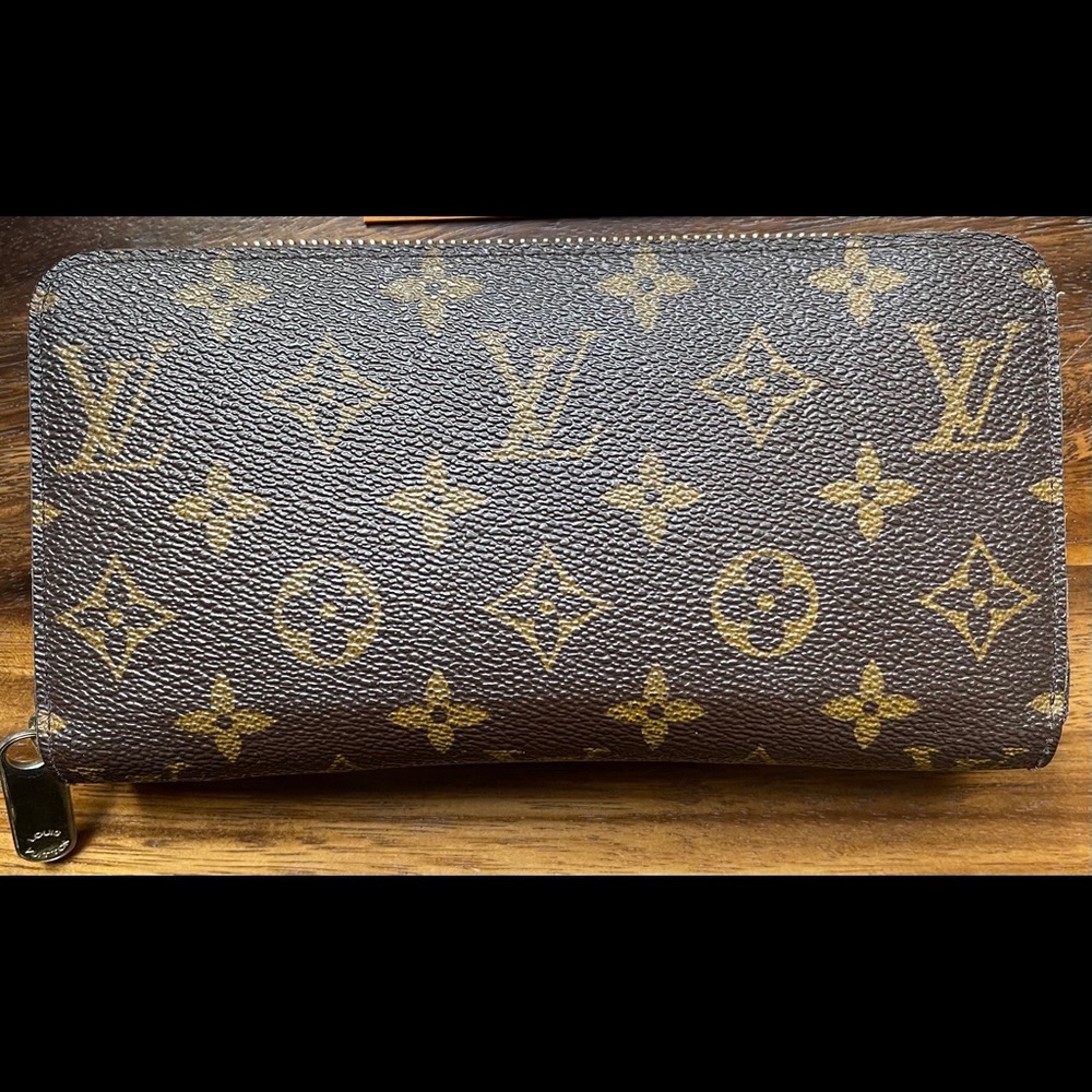 3 year old LV Zippy wallet